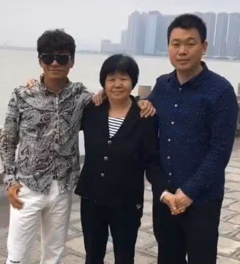 王寶強回老家宣傳新片,父親姐姐罕見露面,姐弟顏值如複製粘貼