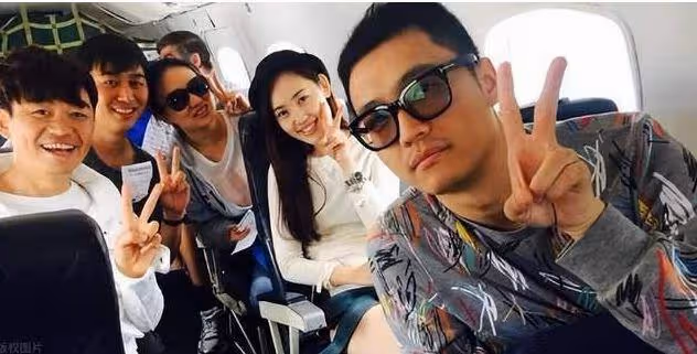 王寶強回老家宣傳新片,父親姐姐罕見露面,姐弟顏值如複製粘貼