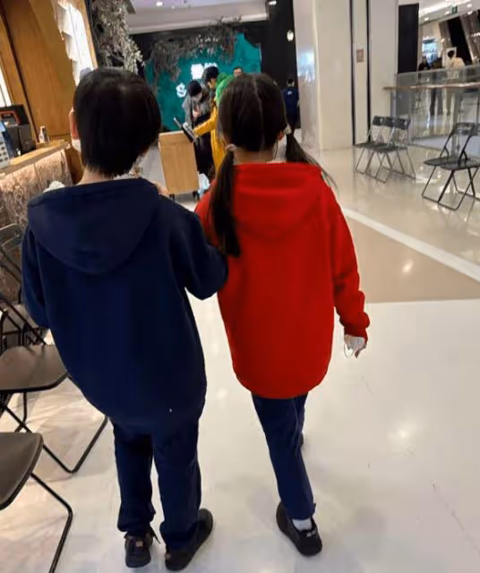 王寶強回老家宣傳新片,父親姐姐罕見露面,姐弟顏值如複製粘貼