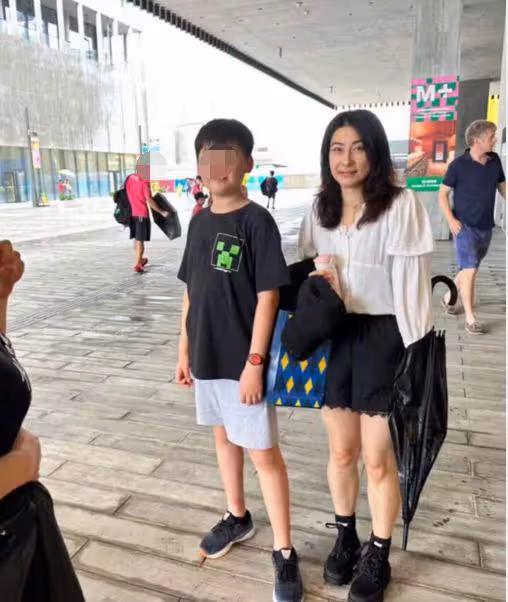 霍啟剛一家外出被偶遇,郭晶晶腿部壯實,身材被拍成五五分