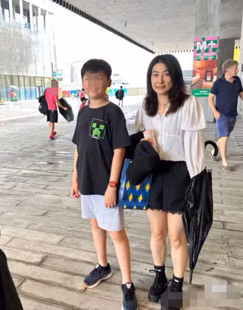 霍啟剛一家外出被偶遇,郭晶晶腿部壯實,身材被拍成五五分