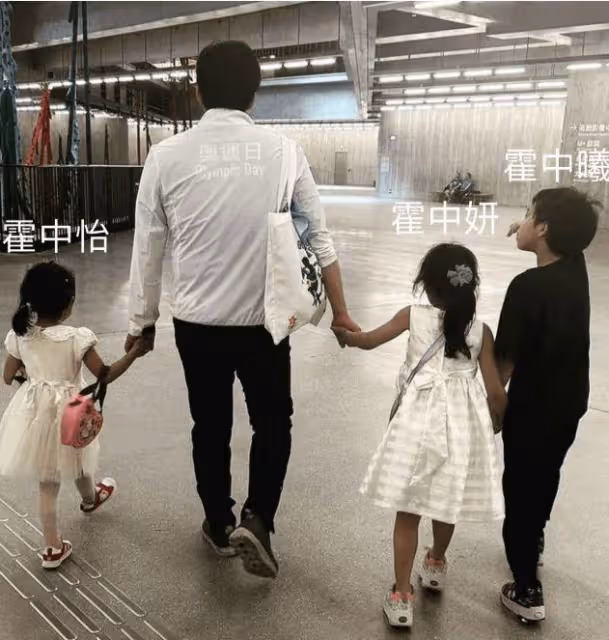 霍啟剛一家外出被偶遇，郭晶晶腿部壯實，身材被拍成五五分