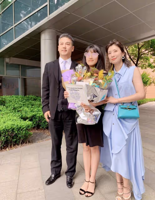 18歲梧桐妹美國迎18歲成人禮,穿低胸弔帶裙露事業線,五官太像爸