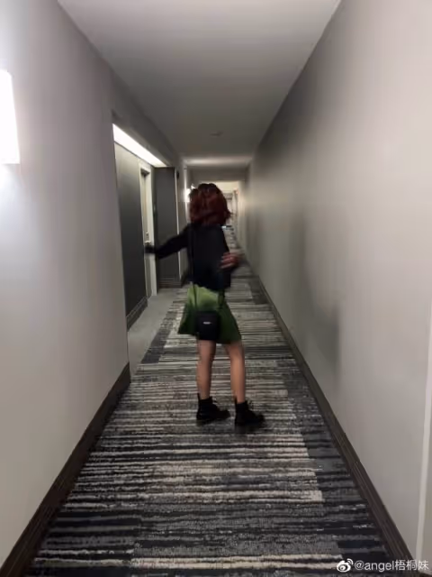 18歲梧桐妹美國迎18歲成人禮,穿低胸弔帶裙露事業線,五官太像爸