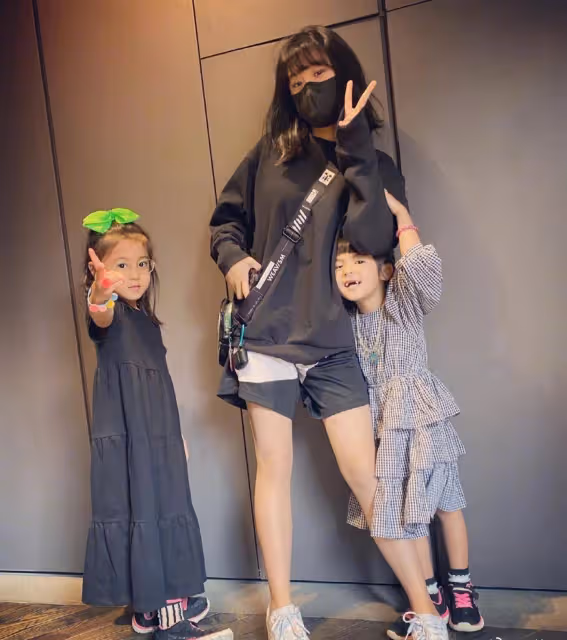 18歲梧桐妹美國迎18歲成人禮,穿低胸弔帶裙露事業線,五官太像爸