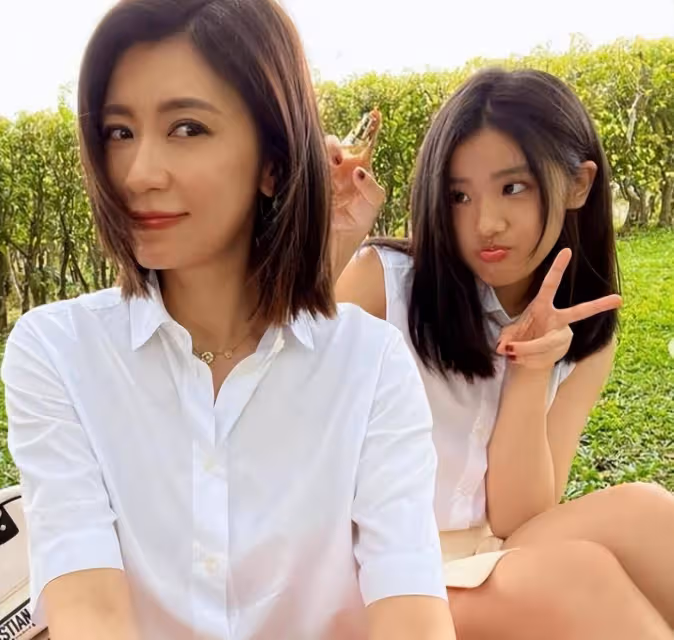 18歲梧桐妹美國迎18歲成人禮,穿低胸弔帶裙露事業線,五官太像爸