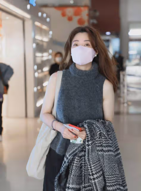 殷桃流行了一種叫做「光著胳膊穿毛衣」的款式,嫵媚多於溫柔