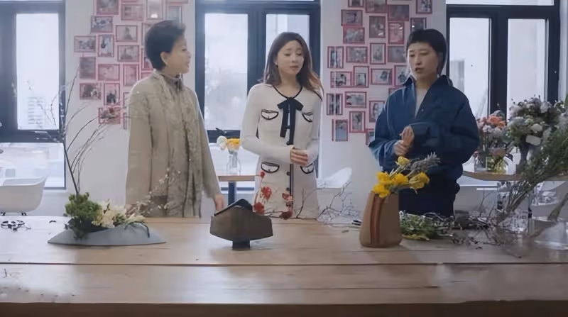 42歲殷桃同框楊瀾,針織裙配馬丁靴美出新高度,輕鬆拿捏女神范