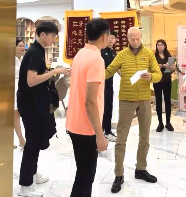 77歲羅家英現身醫院,手拿病歷單眉頭緊皺,兩度抗癌身體狀態差