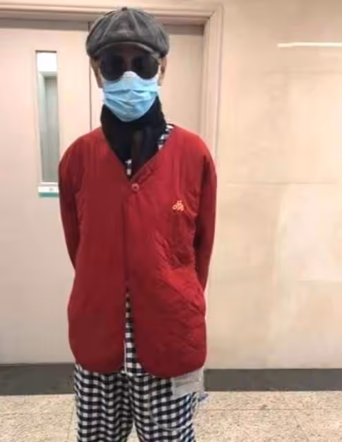 77歲羅家英現身醫院,手拿病歷單眉頭緊皺,兩度抗癌身體狀態差