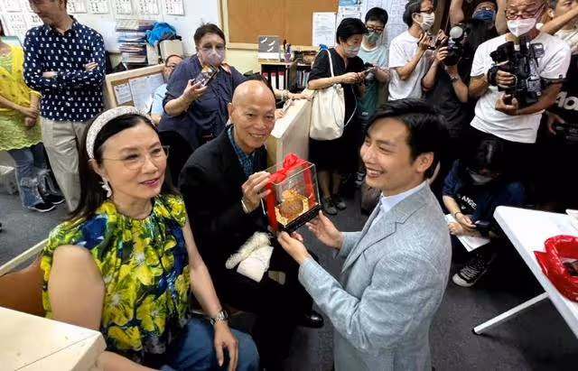 77歲羅家英現身醫院,手拿病歷單眉頭緊皺,兩度抗癌身體狀態差