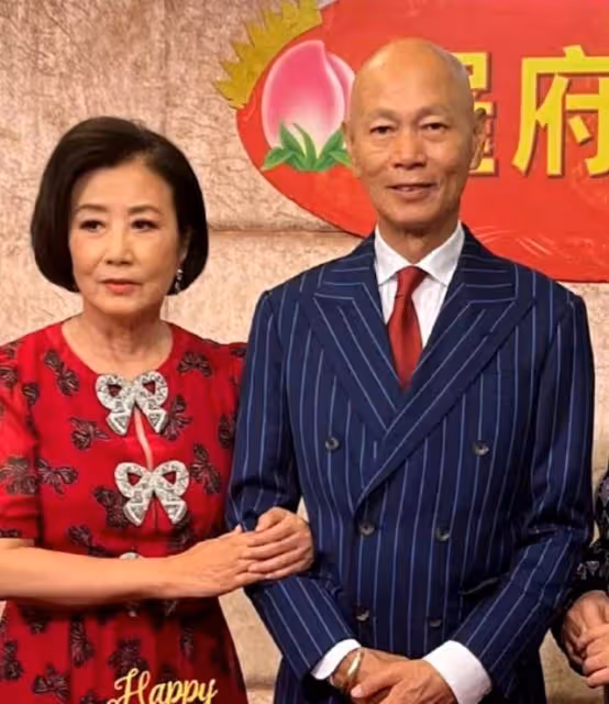 77歲羅家英現身醫院,手拿病歷單眉頭緊皺,兩度抗癌身體狀態差