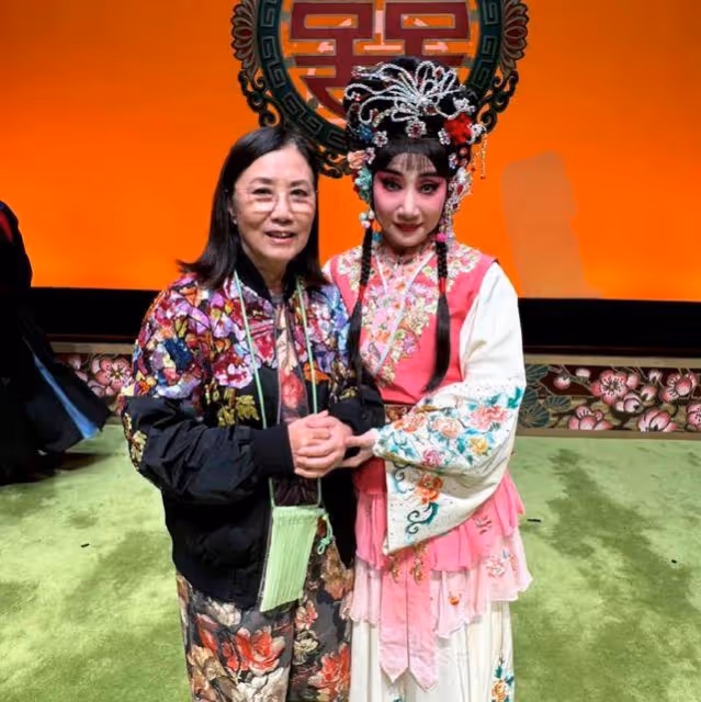 77歲羅家英現身醫院,手拿病歷單眉頭緊皺,兩度抗癌身體狀態差