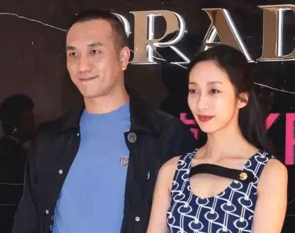 黃覺，網戀也能幸福，和小14歲妻子奔現，如今兒女雙全令人羨慕