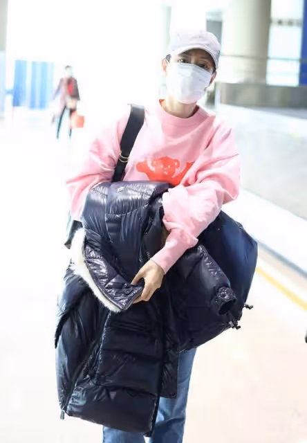 劉敏濤也開始扮美了,粉色衛衣配牛仔褲,素顏看著也沒啥皺紋