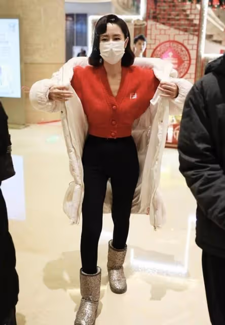 劉敏濤也開始扮美了,粉色衛衣配牛仔褲,素顏看著也沒啥皺紋