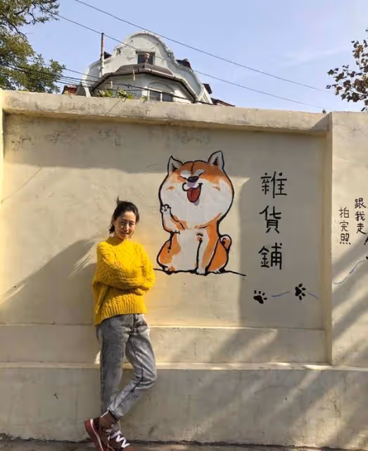 劉敏濤也開始扮美了,粉色衛衣配牛仔褲,素顏看著也沒啥皺紋