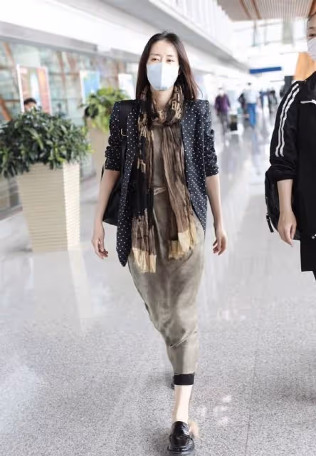 劉敏濤也開始扮美了,粉色衛衣配牛仔褲,素顏看著也沒啥皺紋