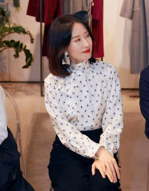 劉敏濤也開始扮美了,粉色衛衣配牛仔褲,素顏看著也沒啥皺紋