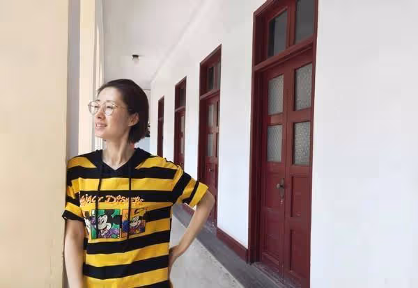 劉敏濤也開始扮美了,粉色衛衣配牛仔褲,素顏看著也沒啥皺紋
