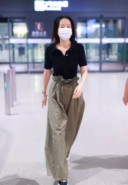 劉敏濤也開始扮美了,粉色衛衣配牛仔褲,素顏看著也沒啥皺紋