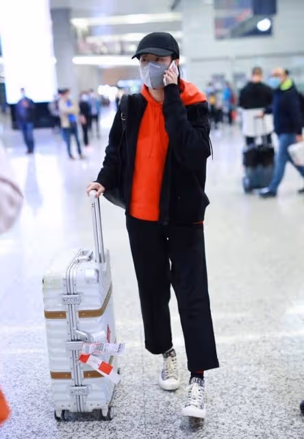 劉敏濤也開始扮美了,粉色衛衣配牛仔褲,素顏看著也沒啥皺紋
