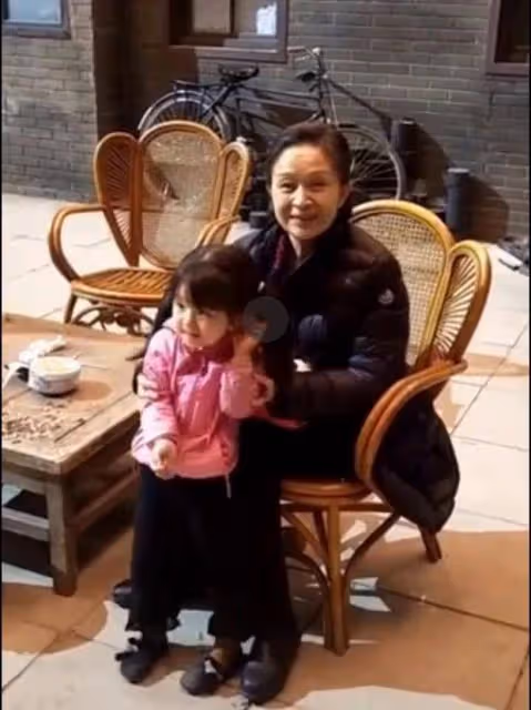 63歲劉莉莉這樣多好啊!不裝美不遮皺紋,氣質優雅但有老年真實感