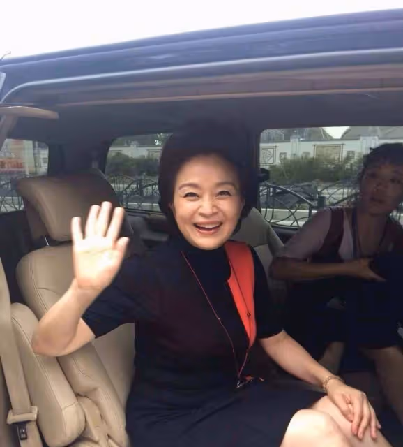 63歲劉莉莉這樣多好啊!不裝美不遮皺紋,氣質優雅但有老年真實感