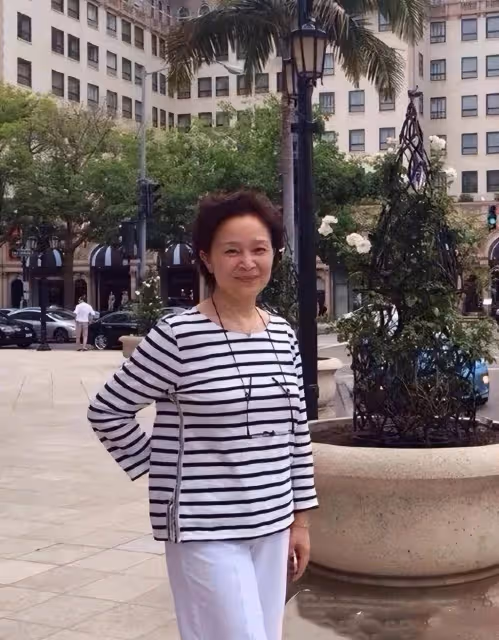 63歲劉莉莉這樣多好啊!不裝美不遮皺紋,氣質優雅但有老年真實感