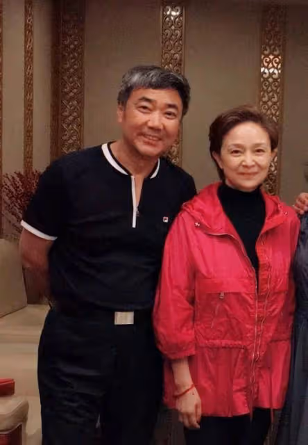 63歲劉莉莉這樣多好啊!不裝美不遮皺紋,氣質優雅但有老年真實感