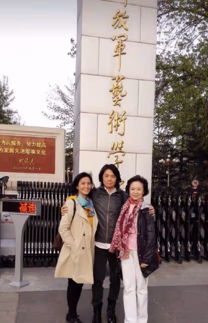 63歲劉莉莉這樣多好啊!不裝美不遮皺紋,氣質優雅但有老年真實感