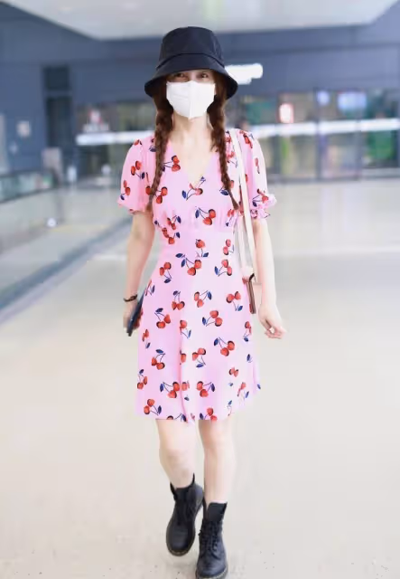 吳昕這身打扮太甜了,粉色櫻桃裙配雙麻花辮,美的跟18歲少女一樣