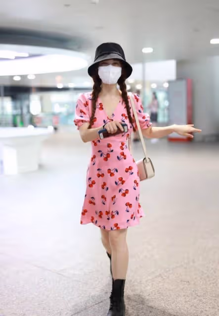 吳昕這身打扮太甜了,粉色櫻桃裙配雙麻花辮,美的跟18歲少女一樣