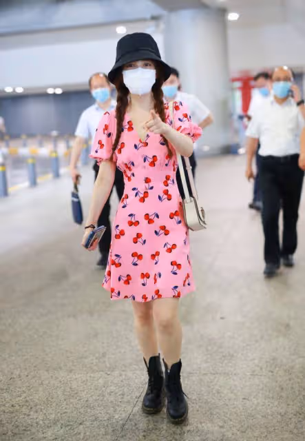 吳昕這身打扮太甜了,粉色櫻桃裙配雙麻花辮,美的跟18歲少女一樣