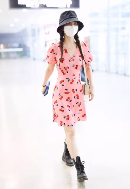 吳昕這身打扮太甜了,粉色櫻桃裙配雙麻花辮,美的跟18歲少女一樣