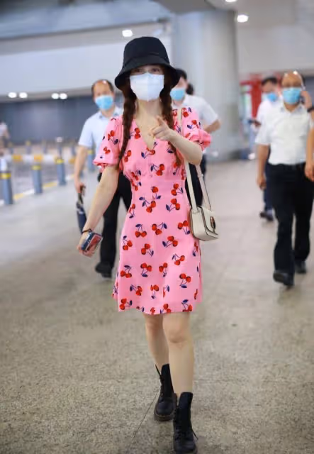 吳昕這身打扮太甜了,粉色櫻桃裙配雙麻花辮,美的跟18歲少女一樣