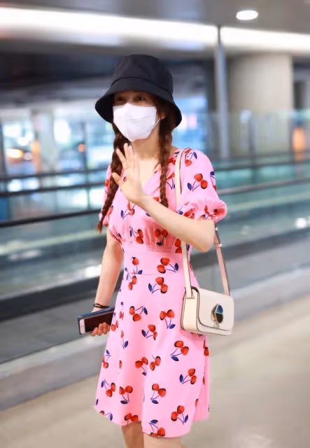 吳昕這身打扮太甜了,粉色櫻桃裙配雙麻花辮,美的跟18歲少女一樣