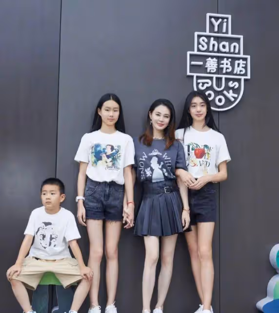 佟大為老婆帶仨娃亮相,穿百褶裙比女兒還美,身材勻稱氣質出眾