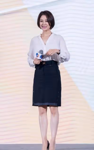 佟大為老婆帶仨娃亮相,穿百褶裙比女兒還美,身材勻稱氣質出眾