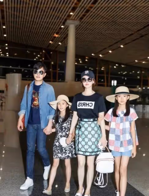 佟大為老婆帶仨娃亮相,穿百褶裙比女兒還美,身材勻稱氣質出眾