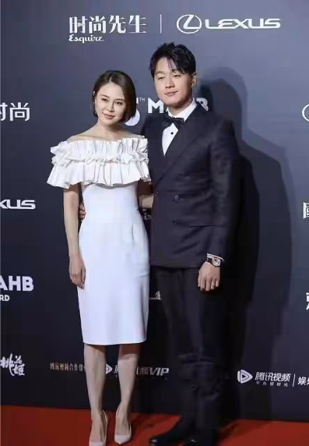 佟大為老婆帶仨娃亮相,穿百褶裙比女兒還美,身材勻稱氣質出眾
