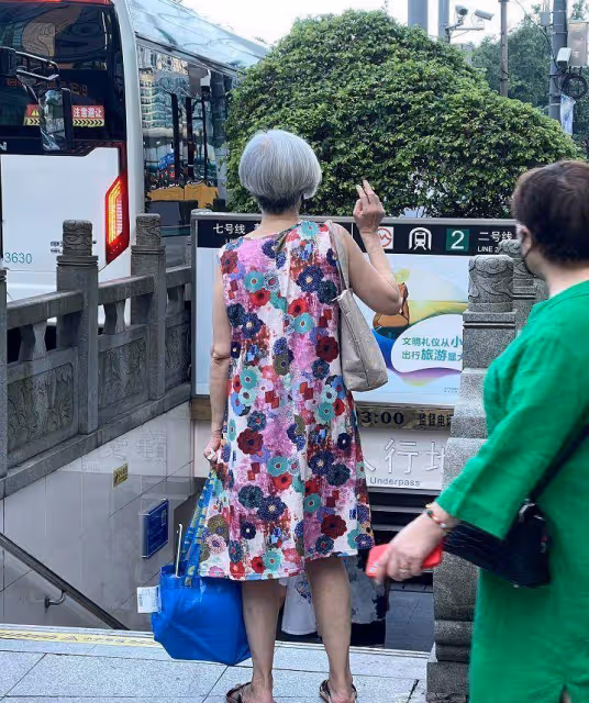 上海老年人無懼年齡：爺爺穿運動裝，奶奶愛碎花裙，不扮美不顯老