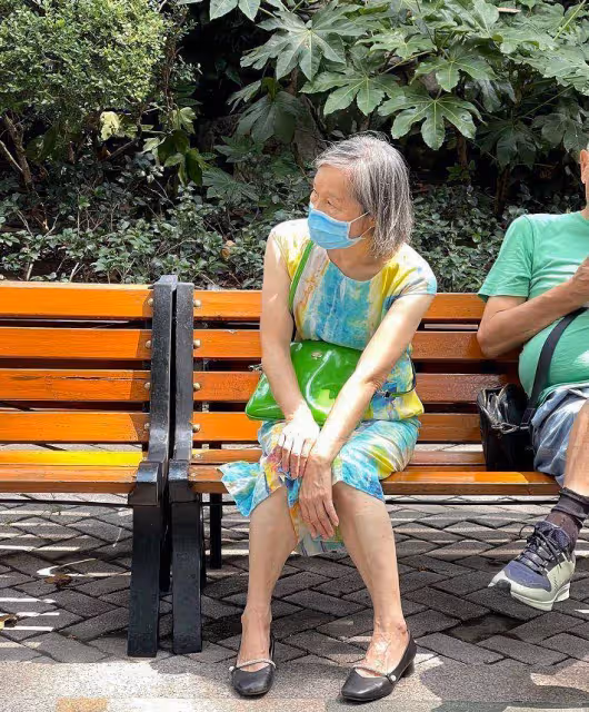 上海老年人無懼年齡:爺爺穿運動裝,奶奶愛碎花裙,不扮美不顯老