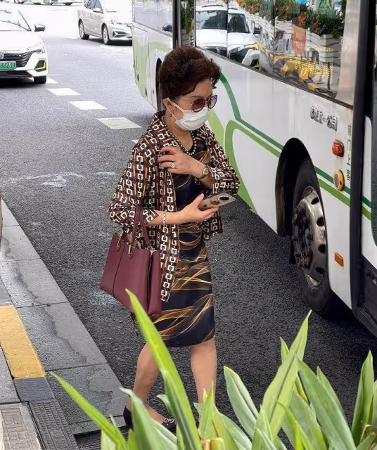 上海老年人無懼年齡:爺爺穿運動裝,奶奶愛碎花裙,不扮美不顯老