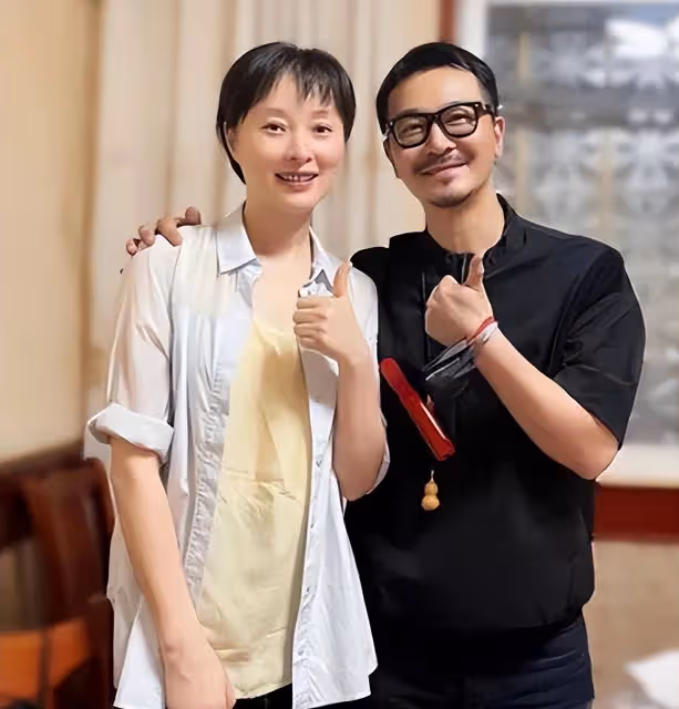 吳越從不刻意扮美!穿衣簡約清爽不油膩,50歲還有滿滿的少年感