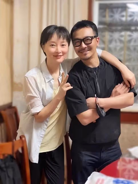 吳越從不刻意扮美!穿衣簡約清爽不油膩,50歲還有滿滿的少年感