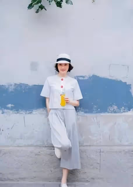 吳越從不刻意扮美!穿衣簡約清爽不油膩,50歲還有滿滿的少年感