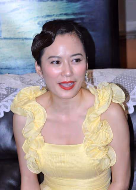 俞飛鴻刻意扮美反而顯老,黃色弔帶裙緊緻修身,可惜粉底塗得太厚