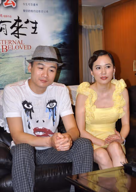 俞飛鴻刻意扮美反而顯老,黃色弔帶裙緊緻修身,可惜粉底塗得太厚
