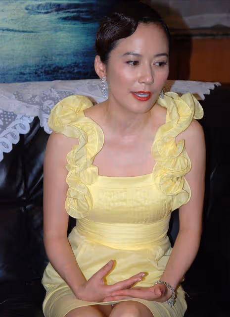 俞飛鴻刻意扮美反而顯老,黃色弔帶裙緊緻修身,可惜粉底塗得太厚